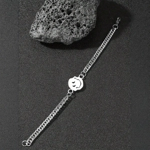 Bracelet unisexe en acier titane argenté avec chaîne cubaine et pendentif smiley ajouré
