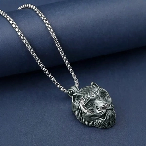 Collier pour homme avec pendentif tête de tigre en acier titane et chaîne de boîte