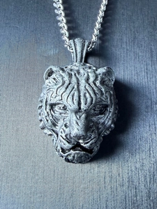 Vue détaillée du pendentif tête de tigre en argent vintage avec gravures complexes