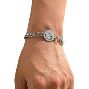 Bracelet unisexe en acier titane avec chaîne à mailles plates et pendentif smiley minimaliste