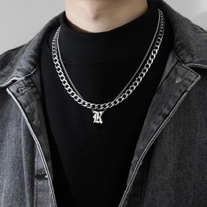Détail du collier à double chaîne cubaine argentée avec pendentif lettre R gothique