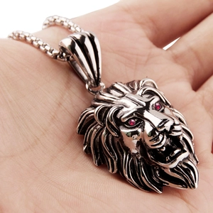 Collier avec pendentif tête de lion rétro en acier inoxydable et yeux en zircon rouge