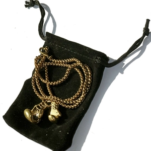 Collana dorata con doppio ciondolo guantone da boxe, catena a rete e sacchetto velluto