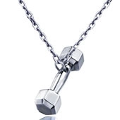 Macro d'un pendentif haltère argenté avec détails de chaîne en acier inoxydable de qualité