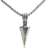 Détail macro du pendentif hache en acier inoxydable argenté avec lignes en V gravées