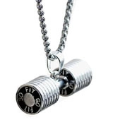 Détail macro du pendentif haltère argenté avec gravure SO FIT sur chaîne à billes