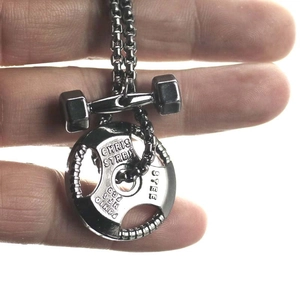 Collier avec pendentif haltère noir mat et chaîne box pour amateurs de fitness