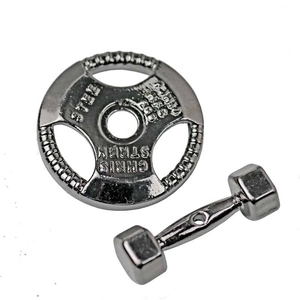 Détail d'un pendentif haltère et disque de 45 LB poli en acier pour collier de fitness