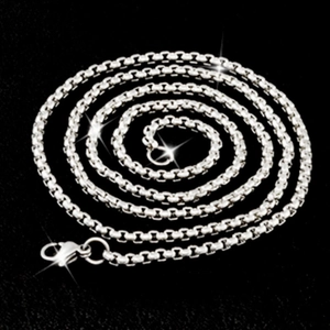 Detail einer silbernen Box-Kette mit Karabinerverschluss auf schwarzem Leder