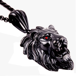 Collier pendentif tête de lion noir fusil en acier avec yeux sertis de gemmes rouges