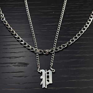 Collier double chaîne cubaine argentée avec un pendentif lettre P gothique