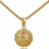 Détail du pendentif basket doré avec texture réaliste et chaîne à maillons carrés