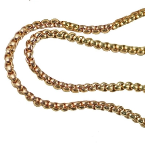 Collar de cadena de caja dorada pulida para hombre de acero inoxidable sobre fondo blanco puro