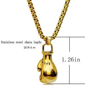 Makroaufnahme des goldfarbenen Boxhandschuh-Anhängers mit 58cm Edelstahl-Gliederkette