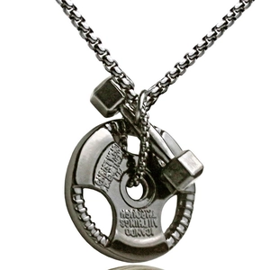 Détail du pendentif haltère en acier inoxydable argenté avec gravure et chaîne vénitienne