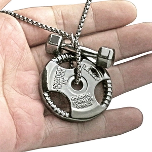Détail du pendentif haltère en acier inoxydable avec gravure inspirante sur le disque