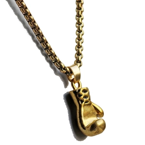 Gouden bokshandschoen hanger ketting voor heren met box ketting op witte achtergrond