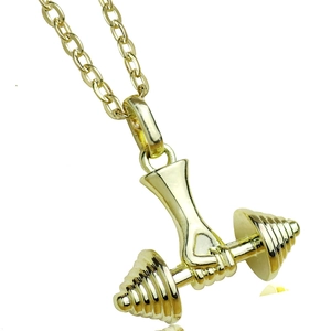Collier avec pendentif haltère de fitness en or poli pour femme sur fond blanc