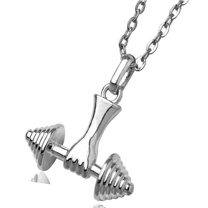Détail du collier avec pendentif main et haltère argenté sur chaîne fine