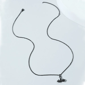 Gros plan d'un collier pendentif haltère noir avec chaîne à maillons et fermoir mousqueton