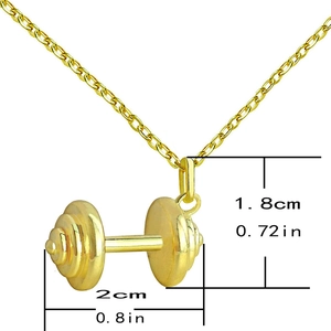Gros plan du collier pendentif haltère doré avec dimensions de 1,8 cm sur 2 cm pour sport