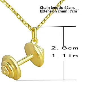 Détail du collier haltère doré montrant les dimensions du pendentif et de la chaîne