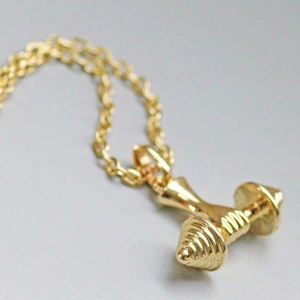 Goldene Fitness-Hantel-Halskette mit detailliertem Griff auf minimalistischer Kette