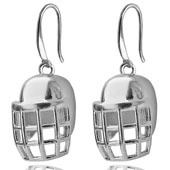 Détail macro de boucles d'oreilles casque de sport argentées avec grille métallique polie
