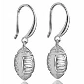 Détails des boucles d'oreilles football américain argenté avec texture couture