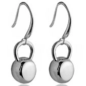 Vue détaillée des boucles d'oreilles haltères en argent poli pour le fitness