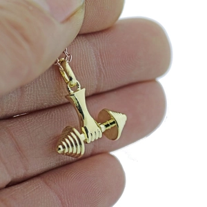 Collier avec pendentif haltère doré au design puissant de poigne de main pour passionnés de sport