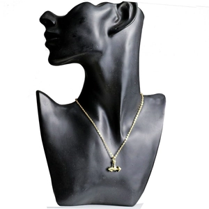 Collier avec pendentif marteau de Mjolnir doré pour femme sur un mannequin de cou noir