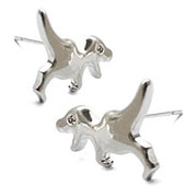 Vue détaillée des boucles d'oreilles dinosaure argentées au design minimaliste de T-Rex