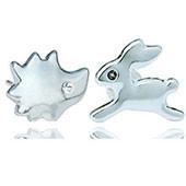 Détail de boucles d'oreilles asymétriques argentées polies en forme de lapin et hérisson