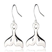 Vue détaillée de boucles d'oreilles en forme de queue de baleine en argent poli