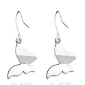 Détail des boucles d'oreilles papillon avec finition argentée polie et crochets fins