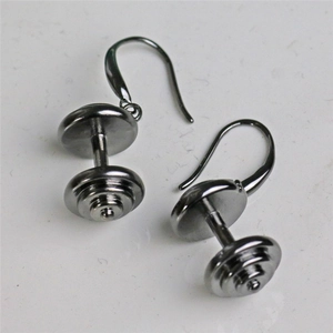 Vue détaillée de boucles d'oreilles haltères noir fusil avec finition métallique et crochets