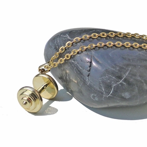 Collier pendentif haltère doré avec chaîne croisée sur pierre de galet noire