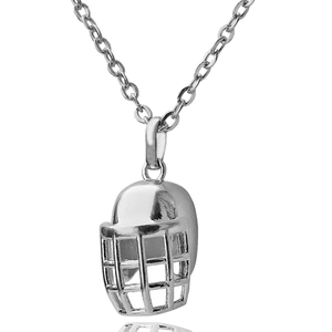 Zilveren ketting met American football helm hanger op een witte achtergrond voor heren