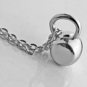 Poliertes Silber Kettlebell Anhänger Halskette für Fitness Fans mit eleganter Gliederkette