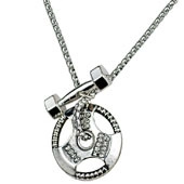 Détail du collier de fitness avec pendentif haltère et disque de fonte à strass argenté