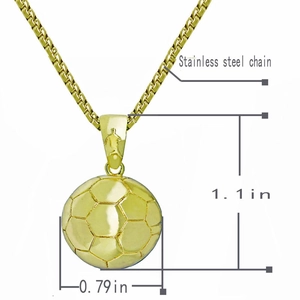 Détail du pendentif football doré avec silhouette d'athlète et dimensions de la chaîne acier