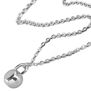Silberner Kettlebell-Anhänger aus Edelstahl an einer feinen Kette auf weißem Grund