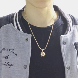 Collier avec pendentif ballon de football plaqué or pour homme porté par un mannequin