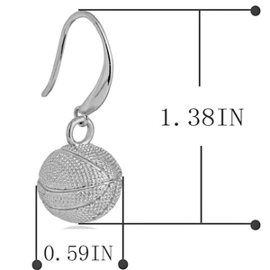 Vue détaillée de boucles d'oreilles basket argentées montrant la hauteur et largeur exactes