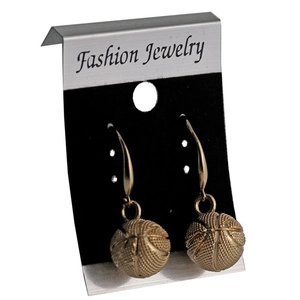 Détail de boucles d'oreilles basket avec surface texturée sur carte de bijoux