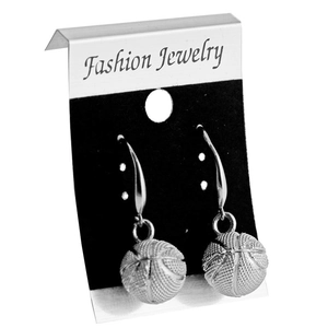 Boucles d'oreilles basket en argent pour femmes sur carte de présentation