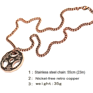 Vue détaillée du pendentif disque d'haltère en bronze avec gravure Be Strong