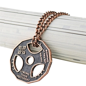 Collier disque d'haltère pour hommes avec gravure motivationnelle et finition bronze