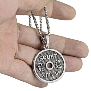 Collana con ciondolo a disco per bilanciere da uomo con incisione Squat e Shut Up